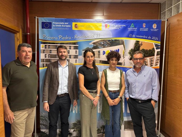 La delegada del Gobierno de la Junta de Andalucía, Aránzazu Martín, junto al delegado territorial de la Consejería de Inclusión Social, Juventud, Familias e Igualdad de la Junta de Andalucía, Francisco González Bellido, en su visita a Asalsido.