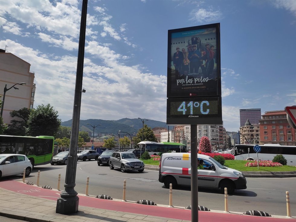 Archivo - Termómetro marcando 41 c en Bilbao (archivo)