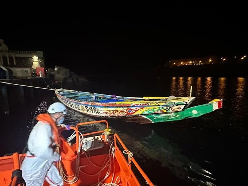 Archivo - La salvamar 'Adhara' remolca un cayuco en el que viajaban 86 personas migrantes al puerto de La Restinga, en la isla de El Hierro