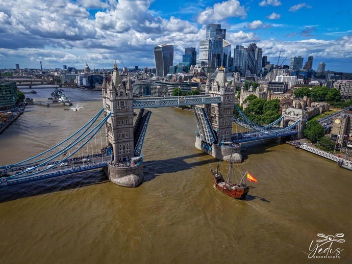 La réplica de la Nao Santa María cruza bajo el Tower Bridge londinense.