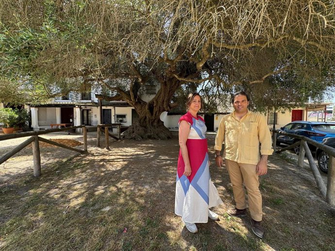 La consejera de Sostenibilidad y Medio Ambiente de la Junta de Andalucía, Catalina García, visita los acebuches centenarios del Rocío junto al delegado del ramo en Huelva, Pedro Yórquez.