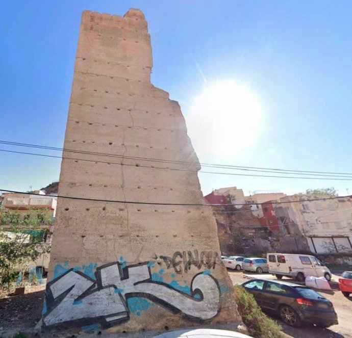 Uno de los torreones de la Avenida del Mar, en el barrio almeriense de Pescadería.