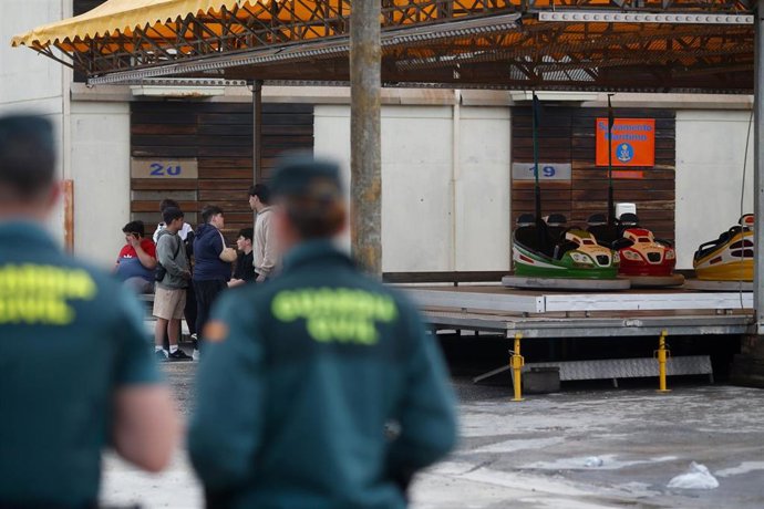 Varios axentes da Garda Civil vixían a zona onde ocorreu o suceso, a 30 de maio de 2025, en Burela, Lugo, Galicia (España). Un oito acodes resultaron feridas nun atropelo múltiple rexistrado durante a celebración das festas pat