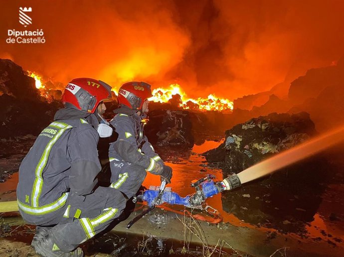 Bomberos continúan los trabajos de extinción del incendio en Almassora
