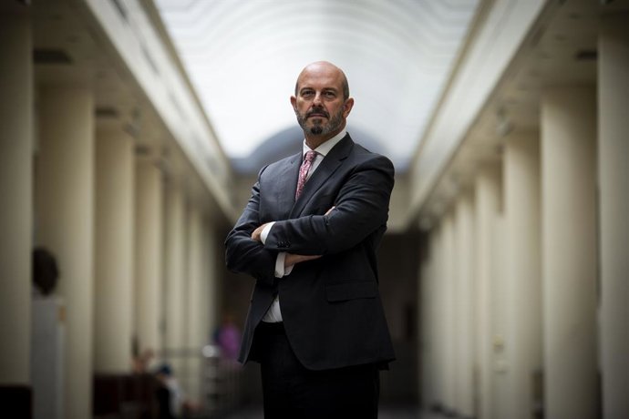 O Presidente do Senado, Pedro Rollán, posa após uma entrevista para a Europa Press, no Senado, em 29 de maio de 2025, em Madri (Espanha). Pedro Rollán é presidente do Senado desde agosto de 2023. Anteriormente, ele foi presidente interino da Comuni