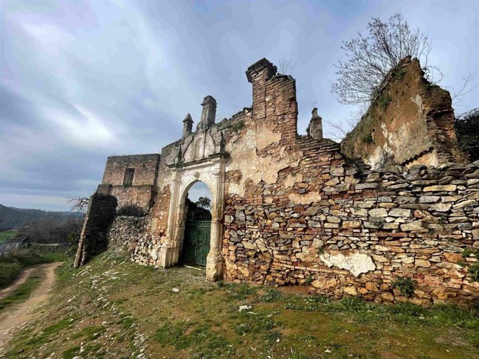Restos de la ermita Nuestra Señora de la Hiedra, en Constantina.