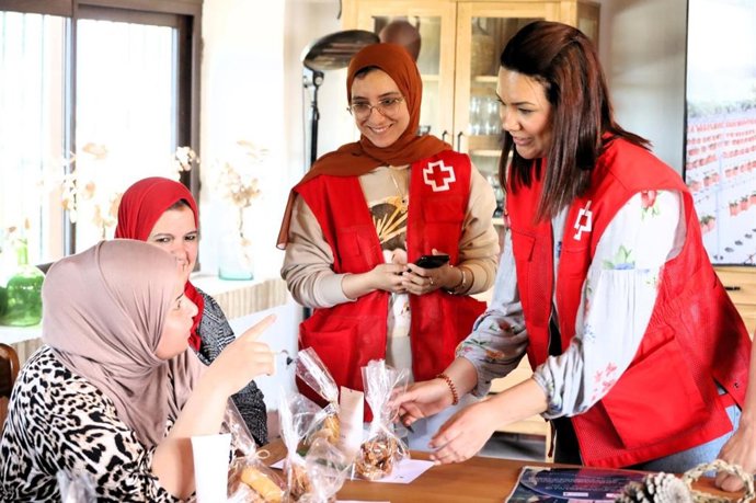 Volintarias de Cruz Roja participan en el programa para la atención sociosanitaria y mediación intercultural de la Junta de Andalucía para temporeras marroquíes de los frutos rojos de Huelva.