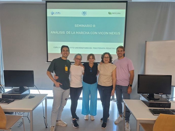 Algunos de los autores de un andador pediátrico que facilita la marcha y recaba datos clínicos fuera del entorno hospitalario.