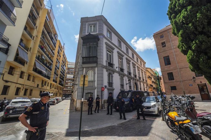 Agentes de la Policía Nacional en Valencia