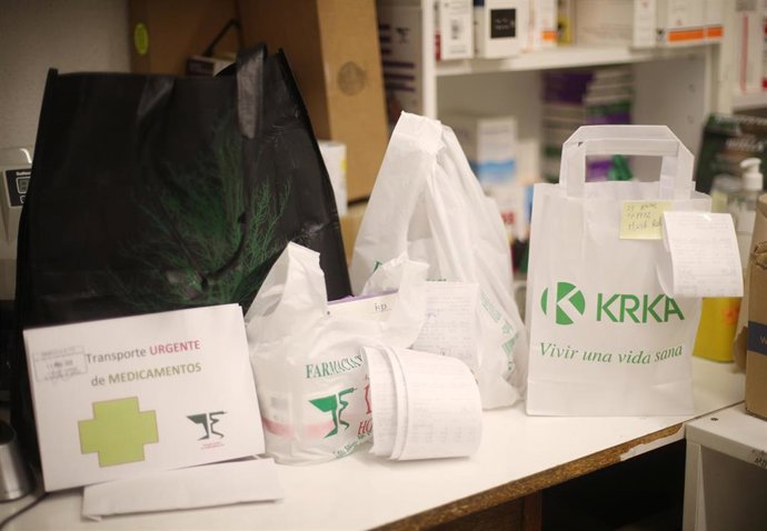 Archivo - Medicamentos a la venta en una farmacia.