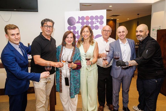 La alcaldesa de Zaragoza, Natalia Chueca, junto a la consejera municipal de Cultura, Educación y Turismo, Sara Fernández, en la presentación del Festival 'Vibra Garnacha'