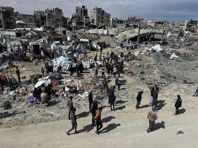 Archivo - Arquivo - 13 de abril de 2025, Khan Yunis, Faixa de Gaza, Território Palestino: Palestinos inspecionam o local de um ataque israelense a tendas e edifícios que abrigam pessoas deslocadas, em Khan Younis, no sul da Faixa de Gaza, em 13 de abril d