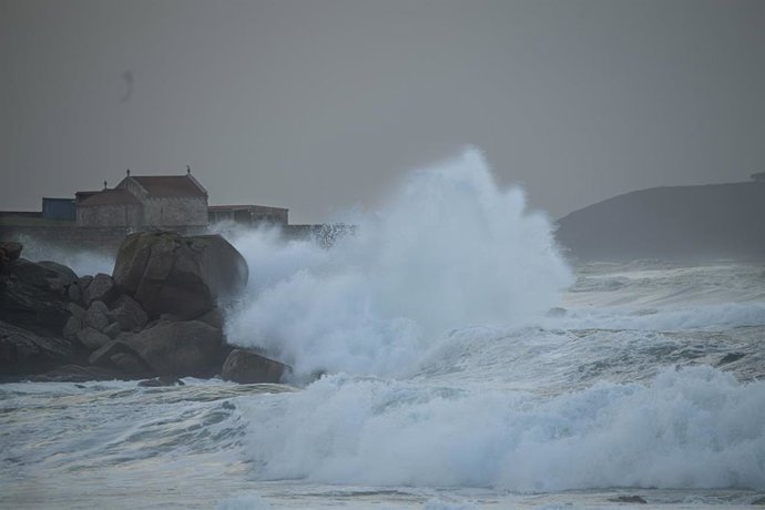 Archivo - El mar con olas por el temporal, a 5 de noviembre de 2023, en O Grove, Pontevedra, Galicia (España). 