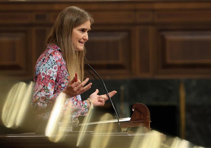 La vicepresidenta tercera y ministra para la Transición Ecológica, Sara Aagesen, interviene durante una sesión plenaria, a 28 de mayo de 2025, en Madrid (España).