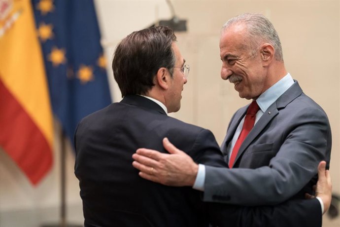 El ministro de Asuntos Exteriores, José Manuel Albares, y el embajador de Palestina en España, Husni Abdel Wahed, en el primer aniversario del reconocimiento del Estado de Palestina