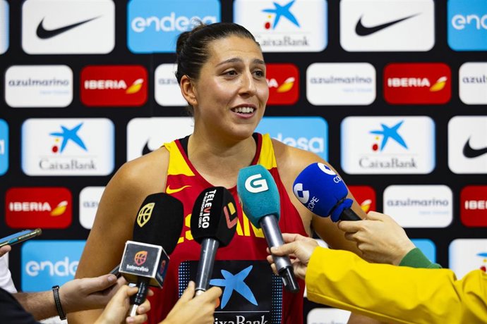 Archivo - María Araújo atiende a los medios tras el entrenamiento de la selección en Vigo