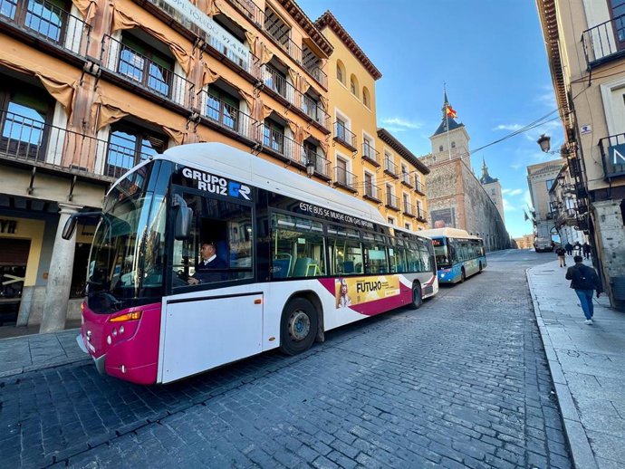Archivo - Autobus urbano en Toledo
