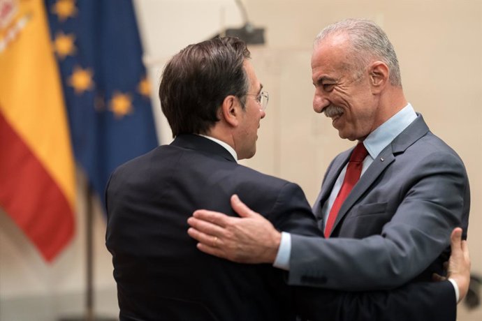 O Ministro de Relações Exteriores, União Europeia e Cooperação, José Manuel Albares (à esquerda), e o Embaixador da Palestina na Espanha, Husni Abdel Wahed (à direita), durante a comemoração do primeiro aniversário do reconhecimento do Estado da Palestina