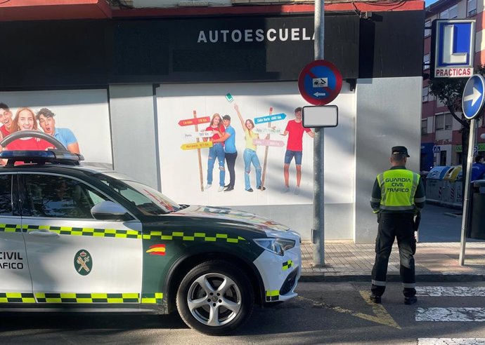 La Guardia Civil frente a la autoescuela donde fueron detectados al volante  dos conductores con el permiso retirado.