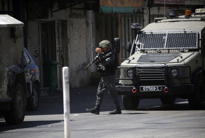 20 de maio de 2025, Nablus, Cisjordânia, Território Palestino: Membros da polícia de fronteira israelense se posicionam em meio a confrontos com manifestantes palestinos, durante uma incursão no campo de refugiados de Askar, a leste de Nablus, na Cisjordâ