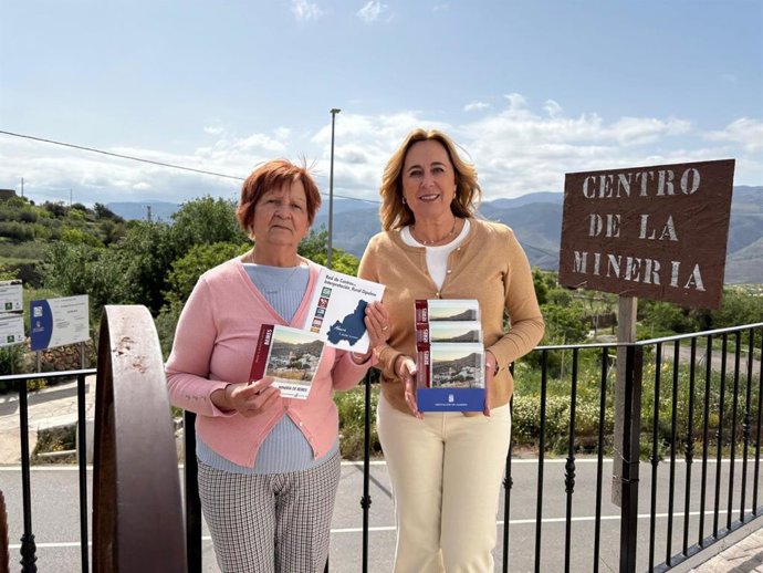 Entrega de guía de centros de interpretación en Beires (Almería).