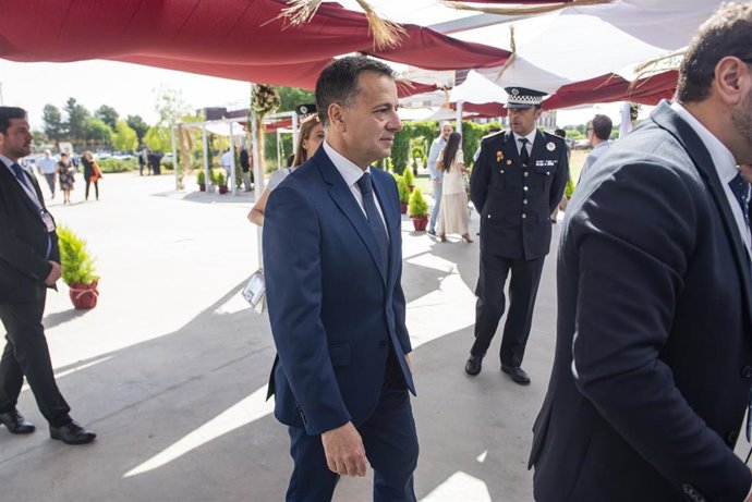 El alcalde de Albacete, Manuel Serrano, llegando al Palacio de Congresos para participar en el acto institucional por el Día de Castilla-La Mancha.