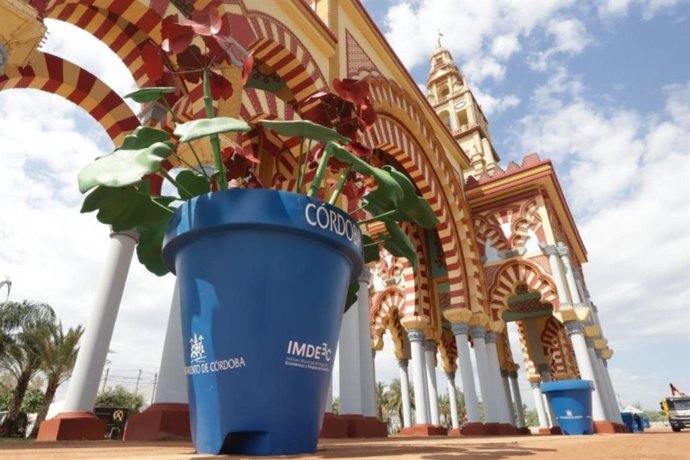 Macetas nuevas ante la portada de la Feria de Nuestra Señora de la Salud de Córdoba.