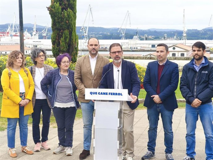 El portavoz del PSOE en Ferrol, Ángel Mato, junto al secretario provincial Bernardo Fernández, en rueda de prensa