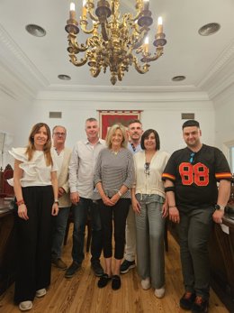 Encuentro institucional entre la alcaldesa de Calahorra y la nueva junta directiva de la Cofradía de la Santa Vera Cruz