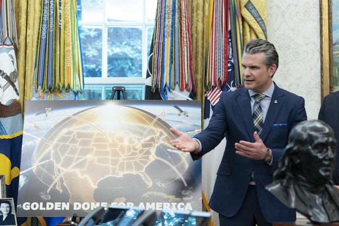 20 de maio de 2025, Washington, Distrito de Colúmbia, EUA: O secretário de Defesa dos Estados Unidos, Pete Hegseth, participa de um anúncio do presidente dos EUA, Donald J. Trump, sobre o avanço do escudo de defesa antimísseis Golden Dome, no Salão Oval d