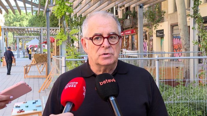 El teniente de alcalde de Economía de Barcelona, Jordi Valls, en una atención a los medios durante la inauguración de la nueva Ronda Sant Antoni.