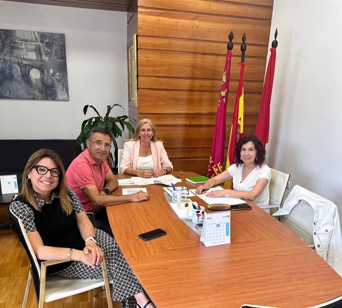 Una reunión reciente entre la concejal Mercedes Bernabé, la vicerrectora de Estudiantes y Empleo, Alicia Rubio, y el director de la Oficina de Emprendimiento de la UMU, Antonio Aragón