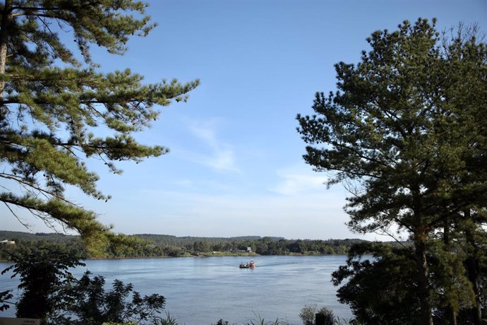 Archivo - June 7, 2023, Bella Vista, Paraguay: The Rio Paraná (Paraná river), a natural border between Paraguay and Argentina, is seen from the Paraguayan side, in Bella Vista. From the 17th to the 18th century, different Jesuit missions were built to eva