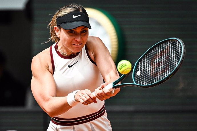 26 May 2025, France, Paris: Spain's tennis player Paula Badosa in action against Japan's Naomi Osaka during their women's singles first round match of the French Open tennis tournament (Roland-Garros). Photo: Matthieu Mirville/ZUMA Press Wire/dpa