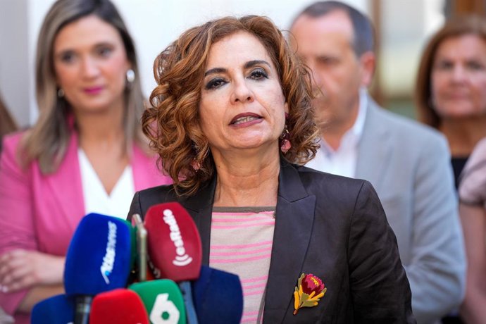 A secretária-geral do PSOE-A, María Jesús Montero, fala à mídia. Em 29 de maio de 2025, em Sevilha, Andaluzia (Espanha). A secretária-geral do PSOE-A, María Jesús Montero, falou à imprensa no Parlamento da Andaluzia.
