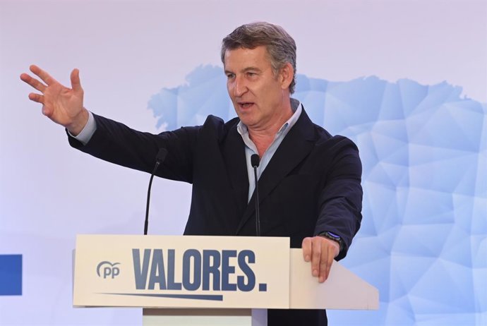 O presidente do Partido Popular, Alberto Núñez Feijóo, fala durante um evento do Partido Popular, no Hotel Hiberus, em 31 de maio de 2025, em Zaragoza, Aragão (Espanha). Durante o evento, o líder nacional do PP conclamou os cidadãos a participarem do