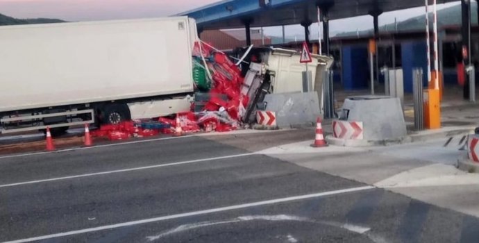 Herido el conductor de un camión que ha chocado con el peaje en la AP-66 en Carrocera (León)