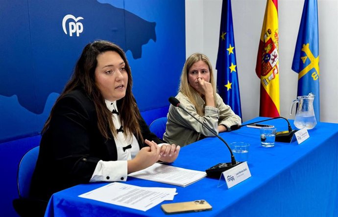 La nueva presidenta de Nuevas Generaciones de Asturias, Laura Martínez, y la presidenta nacional de Nuevas Generaciones, Beatriz Álvarez Fanjul.