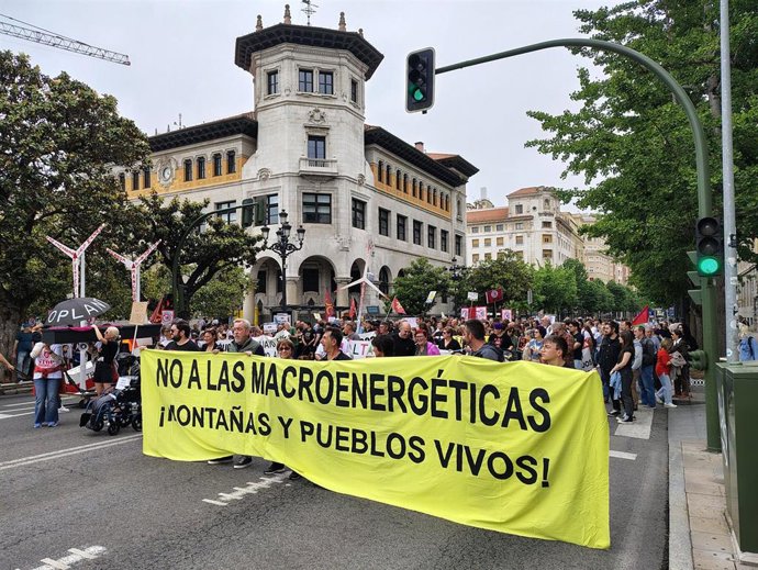 Unas 1.500 personas se manifiestan en Santander en contra de los polígonos eólicos y las plantas de biogás