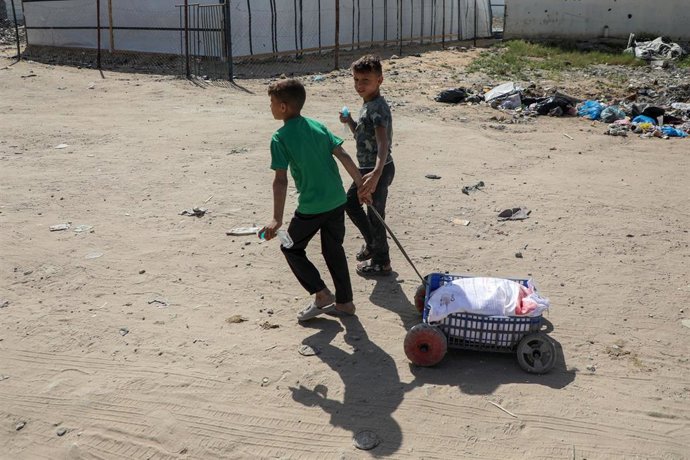 Archivo - Niños de Gaza con un saco de harina 