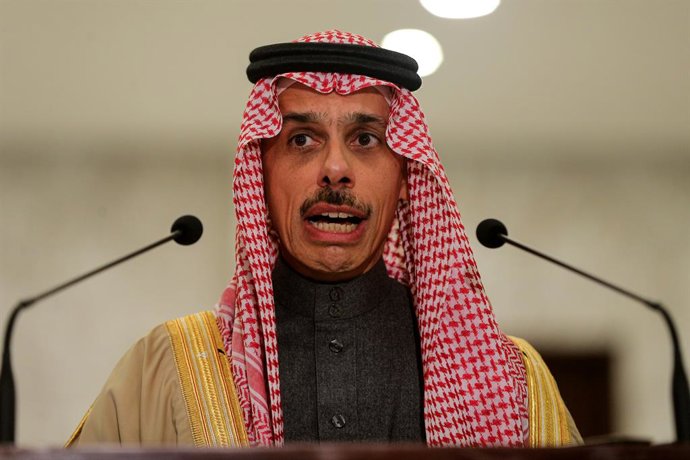 Archivo - Arquivo - 23 de janeiro de 2025, Baabda, Baabda, Líbano: O ministro das Relações Exteriores da Arábia Saudita, príncipe Faisal bin Farhan, gesticula enquanto se dirige aos jornalistas após sua reunião com o presidente libanês Joseph Aoun no palá
