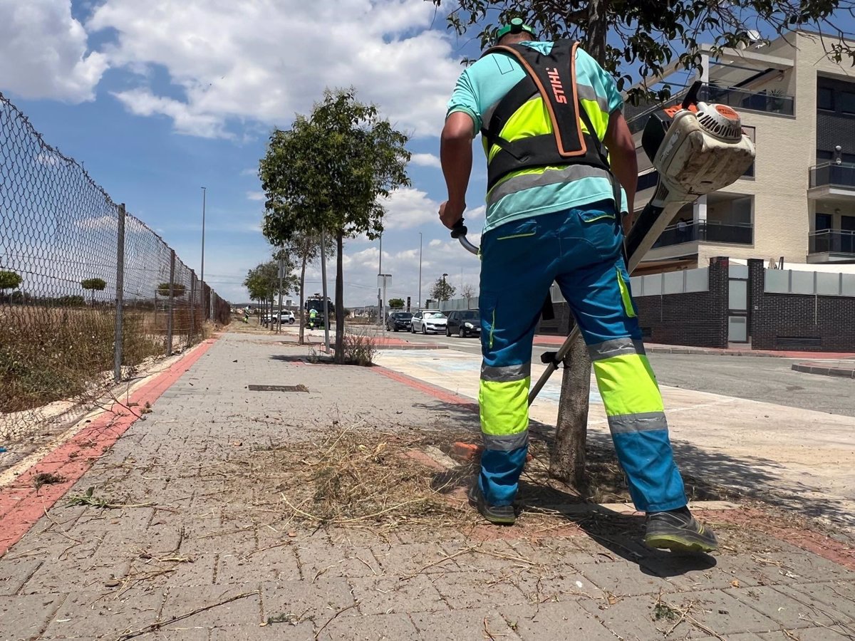 Murcia completa más de 130 jornadas de desbroce en mayo y llega a 20 pedanías con su plan especial de limpieza