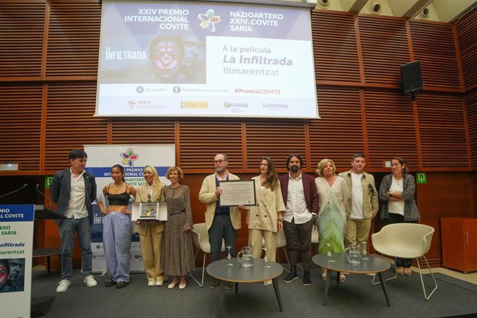 Entrega del XXIV Premio Covite al equipo de la película 'La infiltrada' en San Sebastián.