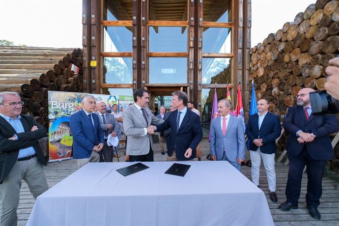 El consejero de Medio Ambiente, Vivienda y Ordenación del Territorio, Juan Carlos Suárez-Quiñones, y el presidente de la Diputación de Burgos, Borja Suárez Pedrosa, en la firma del convenia para la rehabilitación de La Casa de la Madera