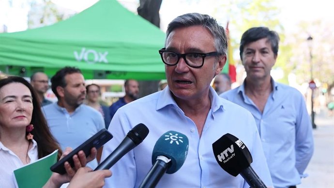Archivo - El portavoz del Grupo Parlamentario Vox en Andalucía, Manuel Gavira, en una visita a Huelva.