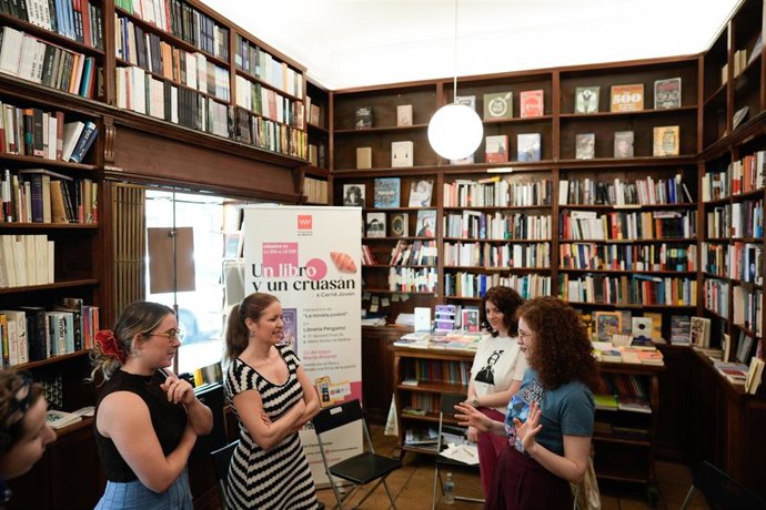 Encuentro literario juvenil 'Un libro y un cruasán'. En Libreria Pérgamo, Madrid.