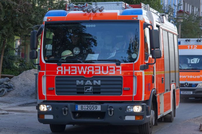 Archivo - September 22, 2010, Berlin, Brandenburg, Germany: Firefighters truck in action in Berlin Germany