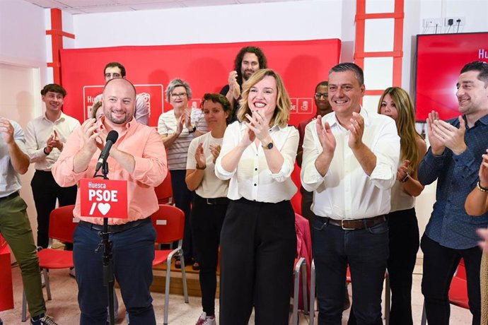 Carlos Dueso, Pilar Alegría y Fernando Sabés en la asamblea del PSOE celebrada este sábado en Monzón