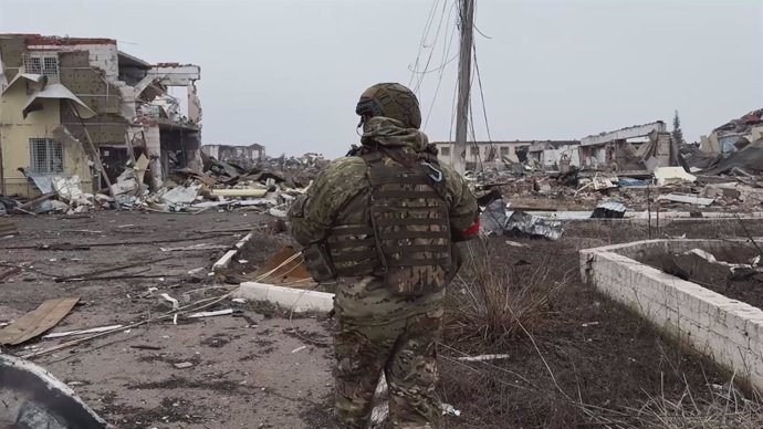 Archivo - MOSCOW, March 13, 2025  -- This video screenshot published by Russian Defense Ministry on March 13, 2025 shows a Russian soldier at a settlement in Kursk region of Russia. Russian forces have recaptured Sudzha, a Ukraine-held key town in the Kur