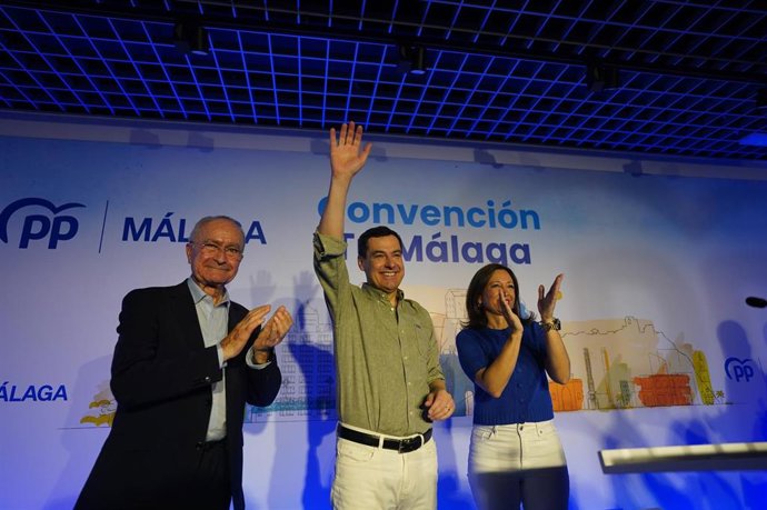 Francisco de la Torre, Juanma Moreno y Patricia Navarro, en la clausura de la convención del PP de Málaga.